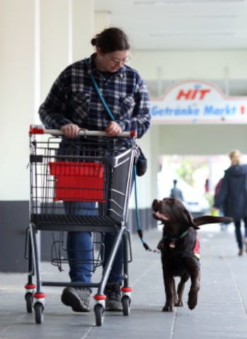 Katharina Küsters beim Training mit einem Assistenzhund beim Einkaufen.
